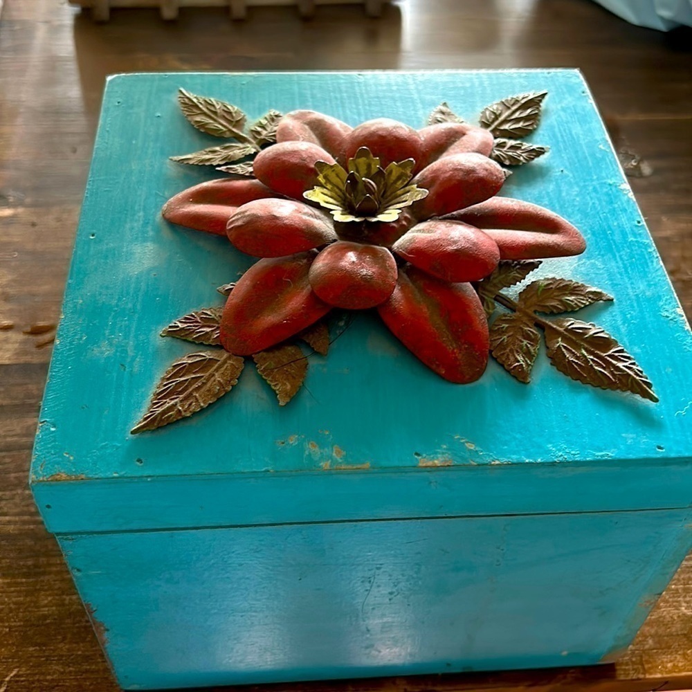 Box with metal flower